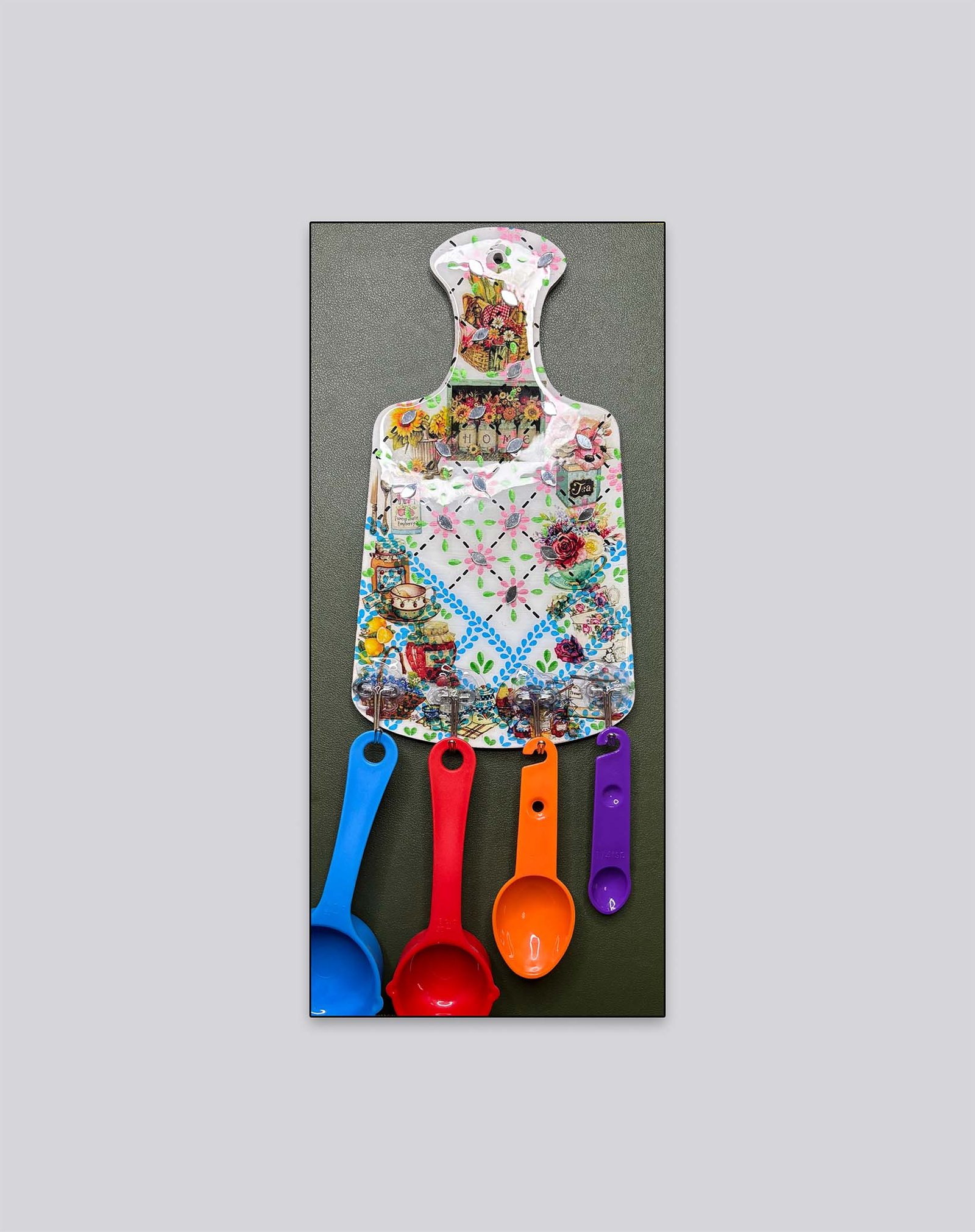Artistic Cutting Board Wall Key Holder – Floral Theme